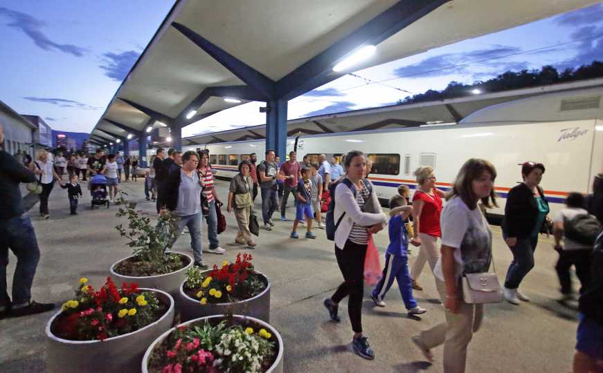 Voz Sarajevo-Ploče bilježi sjajne rezultate: U prva dva vikenda prevezeno više od 500 putnika